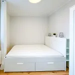 Neue 3-Zimmer-Wohnung - Hochwertig Moebliert, Zentral & Mit Balkon