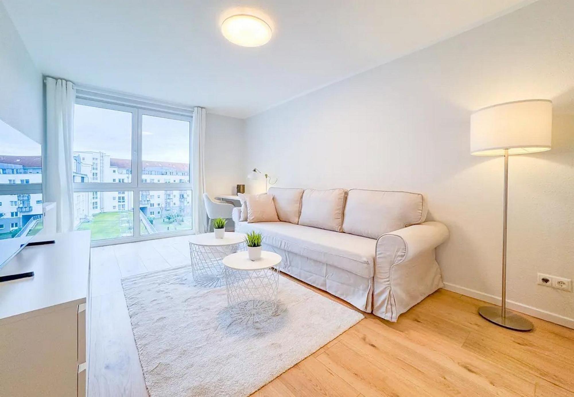 Neue 3-zimmer-wohnung - Hochwertig Moebliert, Zentral & Mit Balkon Apartment *