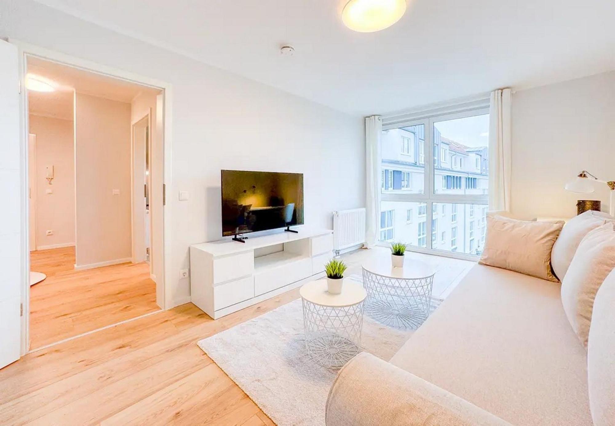 Neue 3-zimmer-wohnung - Hochwertig Moebliert, Zentral & Mit Balkon Apartment *