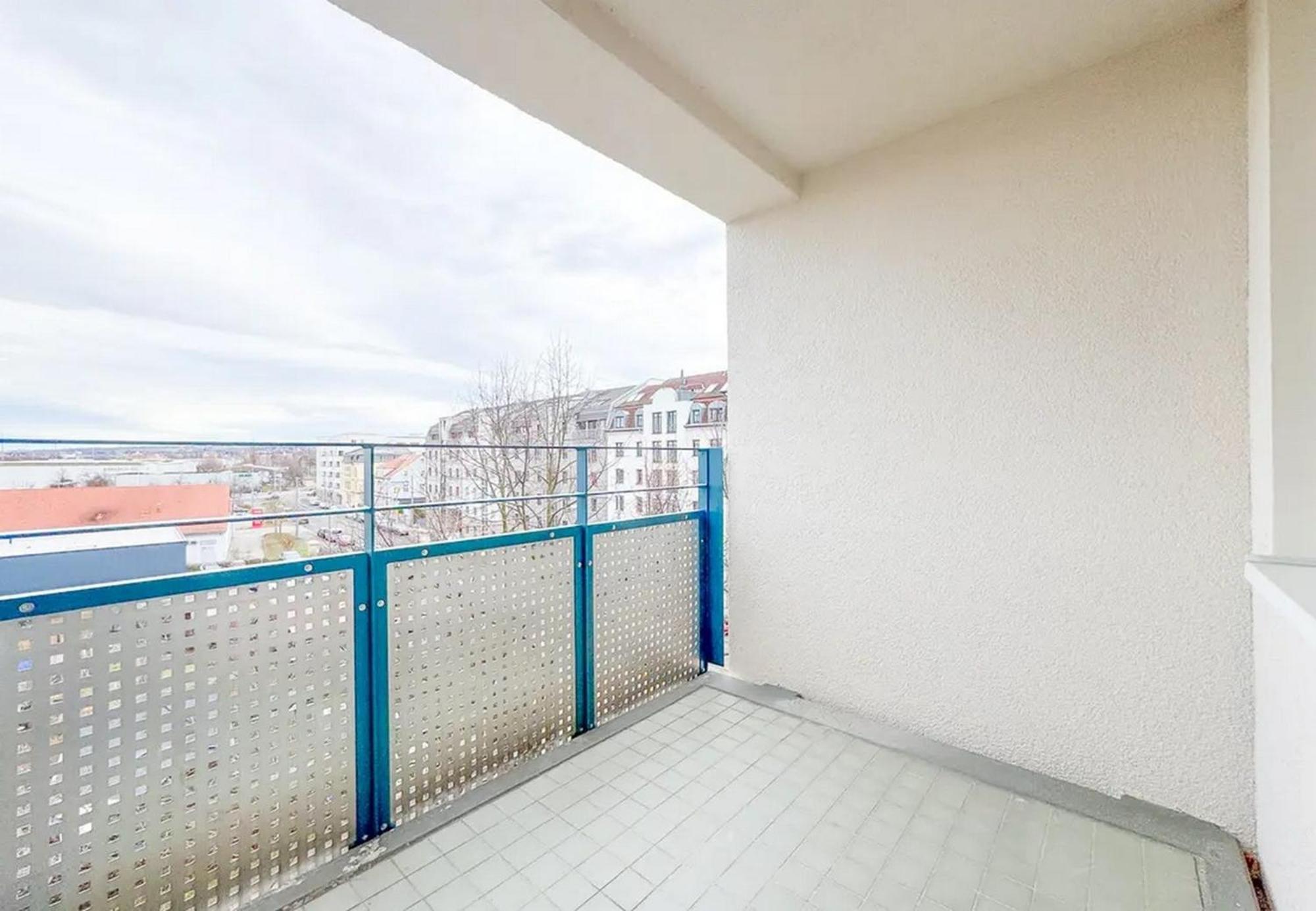 Neue 3-zimmer-wohnung - Hochwertig Moebliert, Zentral & Mit Balkon Apartment *