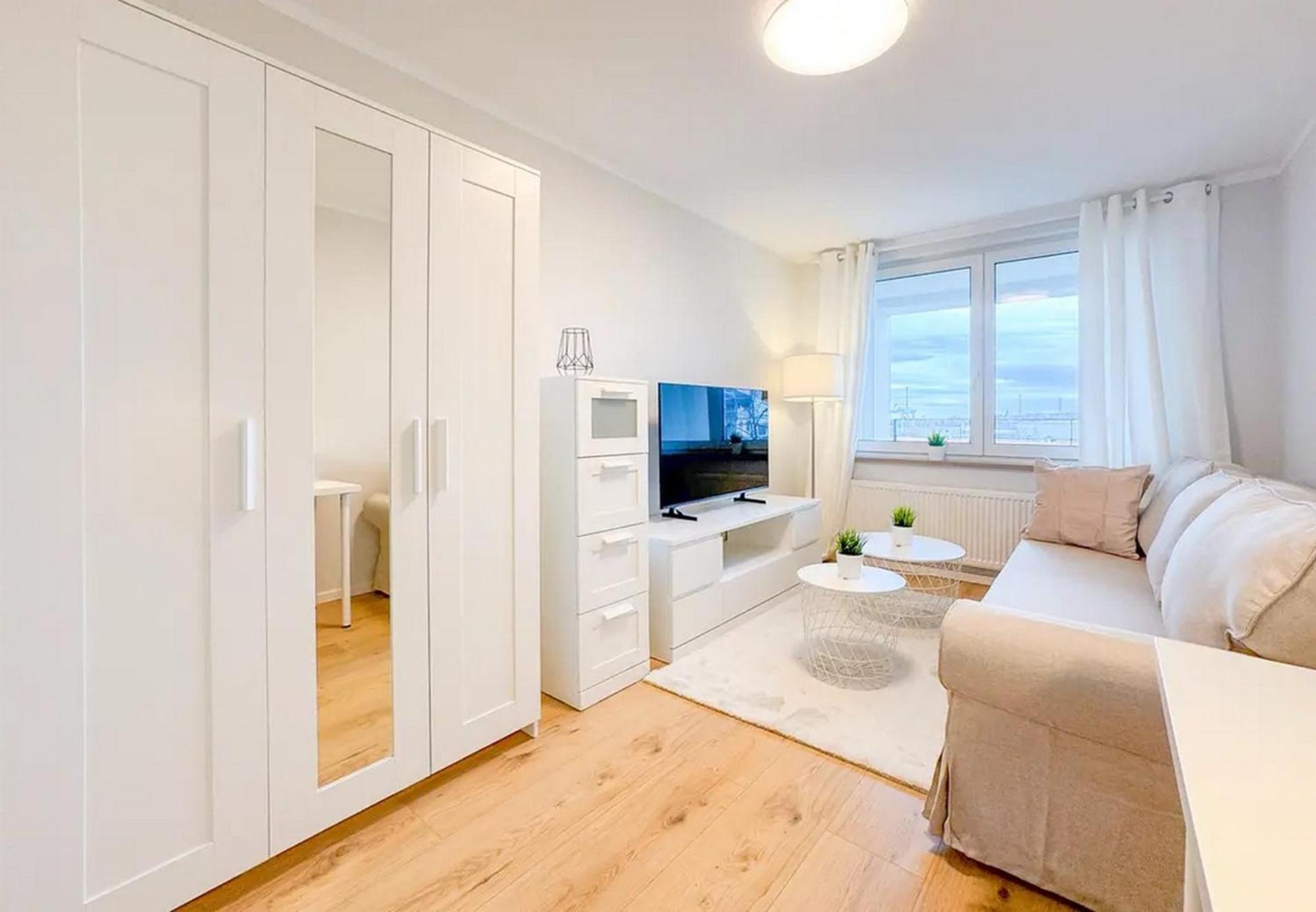 Apartment Neue 3-zimmer-wohnung - Hochwertig Moebliert, Zentral & Mit Balkon *