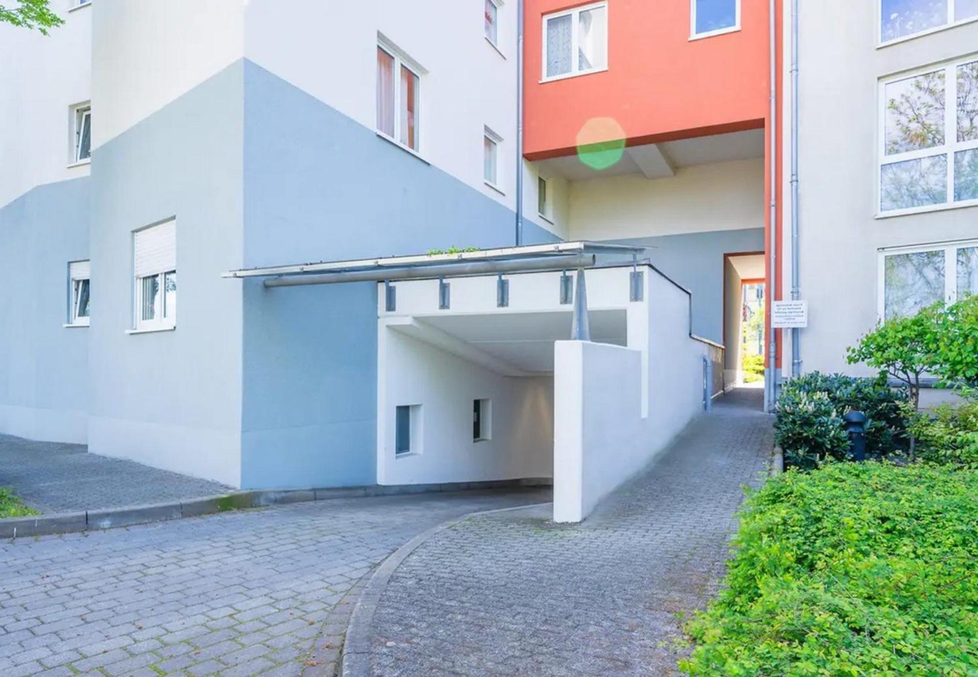 Neue 3-zimmer-wohnung - Hochwertig Moebliert, Zentral & Mit Balkon Apartment *