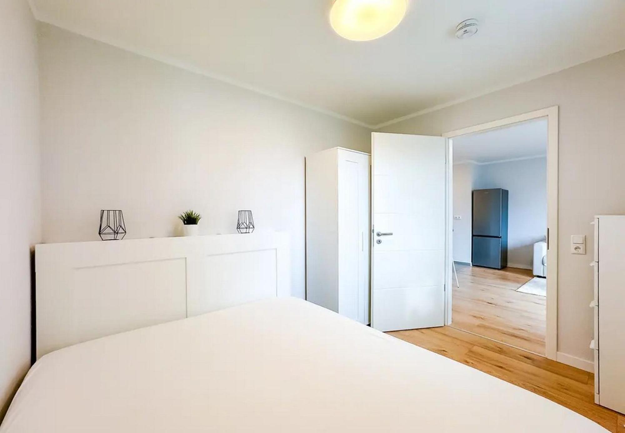Neue 3-zimmer-wohnung - Hochwertig Moebliert, Zentral & Mit Balkon