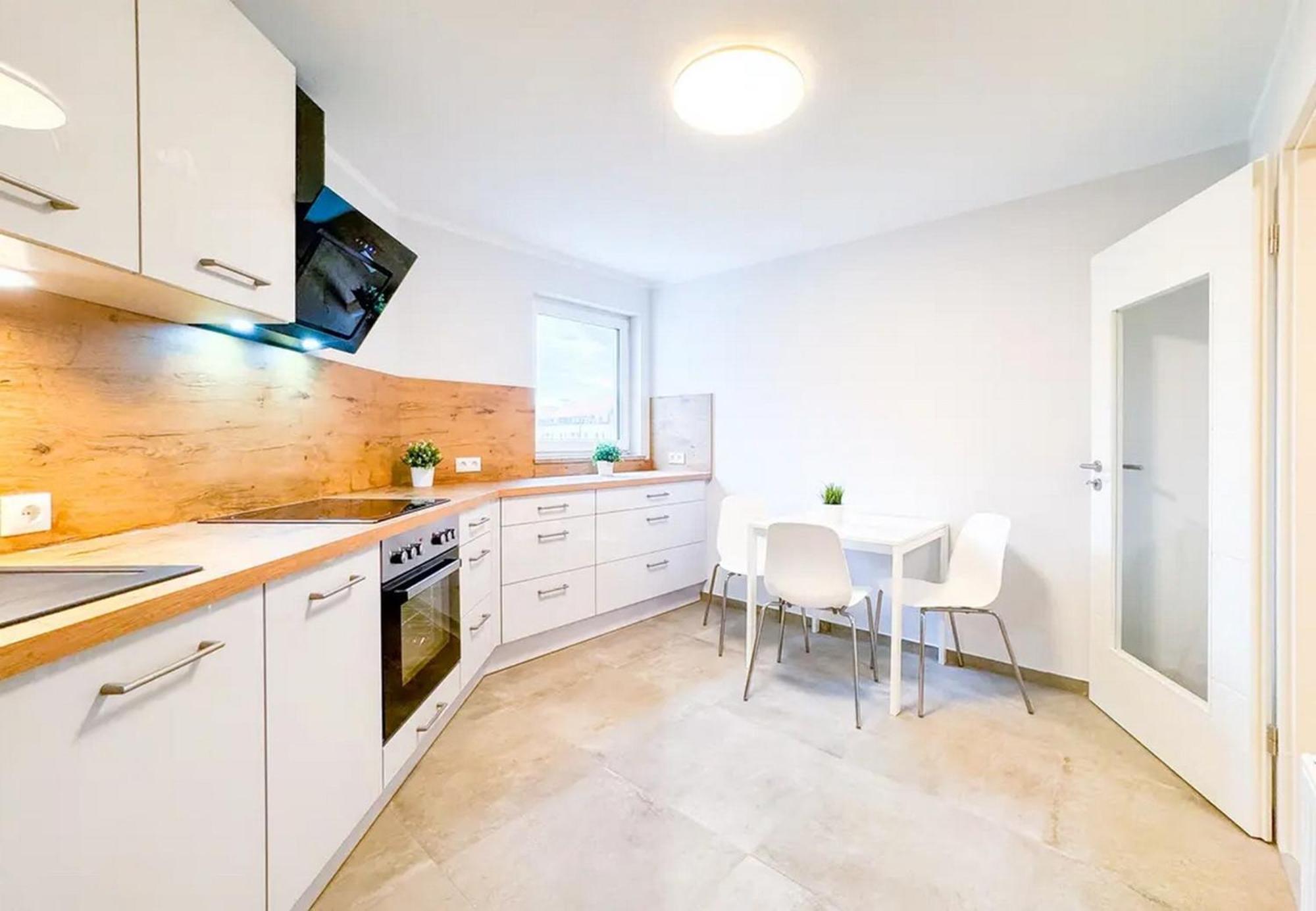 Neue 3-zimmer-wohnung - Hochwertig Moebliert, Zentral & Mit Balkon Apartment