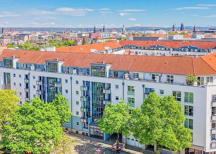 Neue 3-Zimmer-Wohnung - Hochwertig Moebliert, Zentral & Mit Balkon