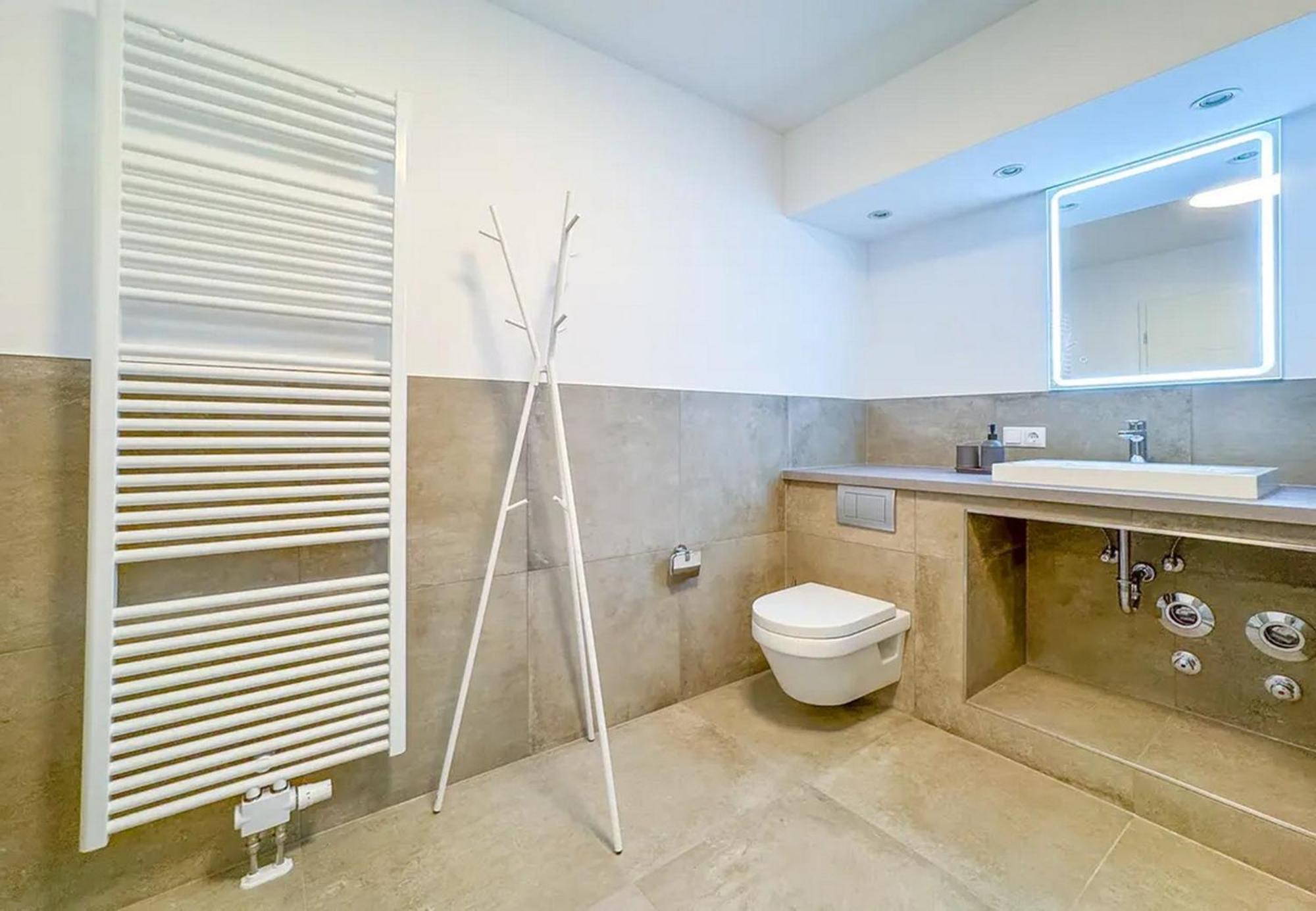 Neue 3-zimmer-wohnung - Hochwertig Moebliert, Zentral & Mit Balkon